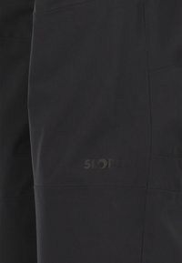 Schwarze Skihose mit glatter, matter Oberfläche. Zu den Merkmalen gehören ein dezentes "SLOPE"-Logo, eine taillierte Form und verstärkte Nähte.