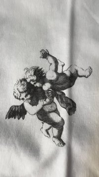 Schwarz-weiß Illustation von zwei Cherubs in einer dynamischen Pose, wobei ein Cherub Flügel hat und den anderen trägt, vor einem strukturierten Stoffhintergrund.