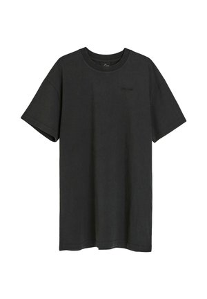 Czarny oversize t-shirt z krótkim rękawem, okrągłym dekoltem i subtelnym małym logo na górnej lewej części klatki piersiowej.