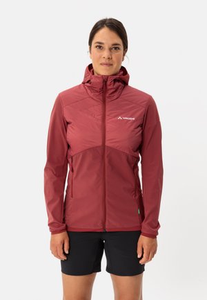 Giacca leggera color marrone bordeaux con design aderente, cappuccio, due tasche con zip e motivo trapuntato diagonale sul petto. Logo del marchio sul lato sinistro.