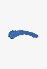 Blå färgprov med en slät, tjock textur som visar en livlig, enhetlig färg och en böjd appliceringsform på en vit bakgrund.