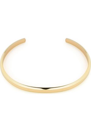 Cienka, wypolerowana złota bransoleta typu mankiet z gładkim, zakrzywionym, otwartym zakończeniem na białym tle.