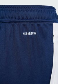 Marine sportshorts met elastische tailleband. Kenmerken witte zijaccenten en "AEROREADY" in het wit gedrukt. Gemaakt van soepel, lichtgewicht materiaal.