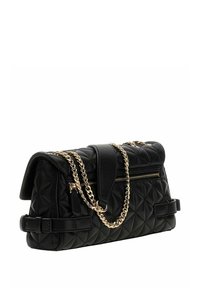 Sac à main matelassé noir avec une bandoulière chaîne dorée, forme rectangulaire, poche zippée à l'avant et accents à boucle sur les côtés.