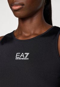 Top sportivo nero realizzato in tessuto morbido, con logo bianco EA7 Emporio Armani sul petto, scollo rotondo e design senza maniche.