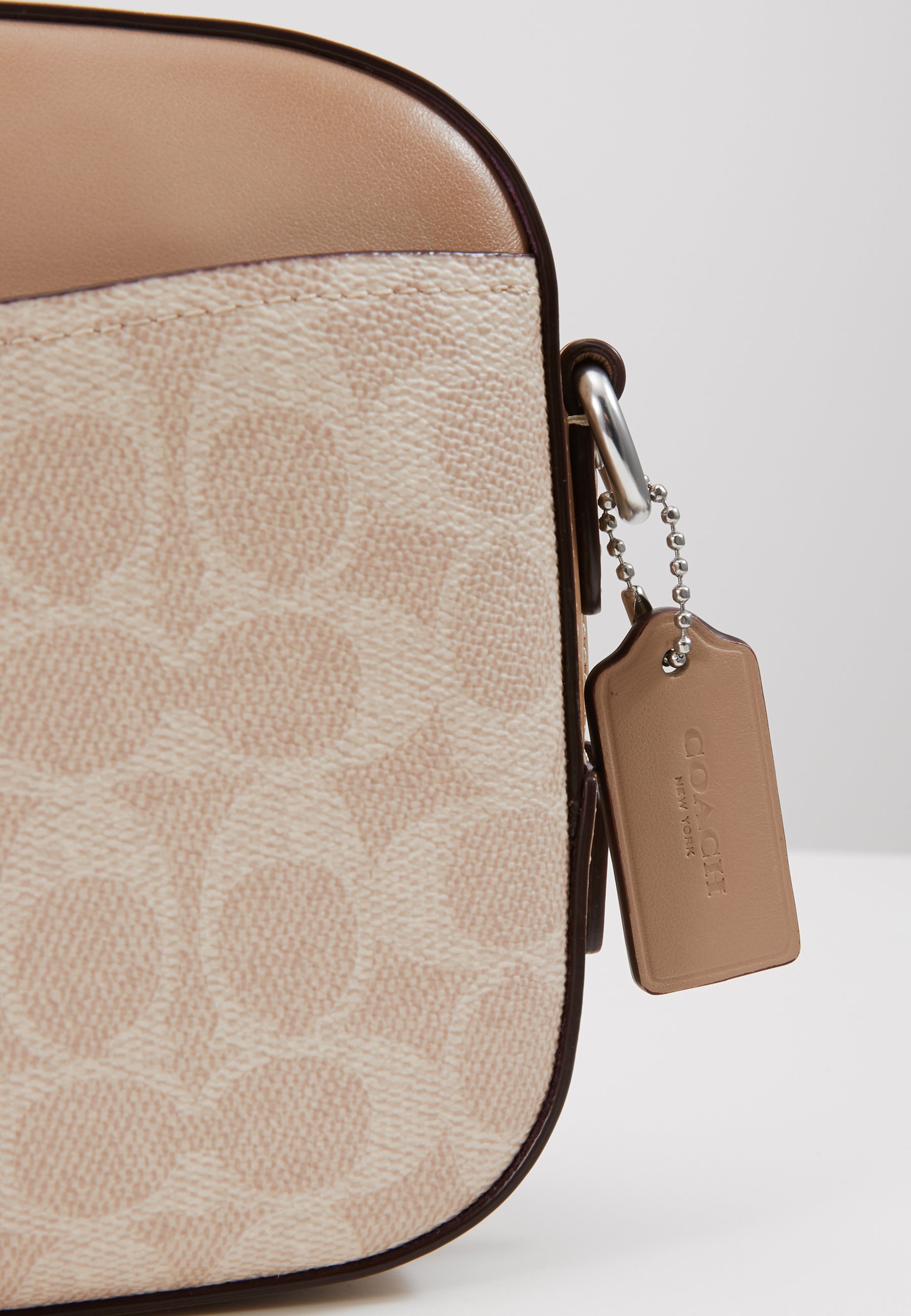 Coach SIGNATURE CAMERA BAG Skulderveske sand taupe Coach CAMERA BAG Skulderveske light fern Zalando.no