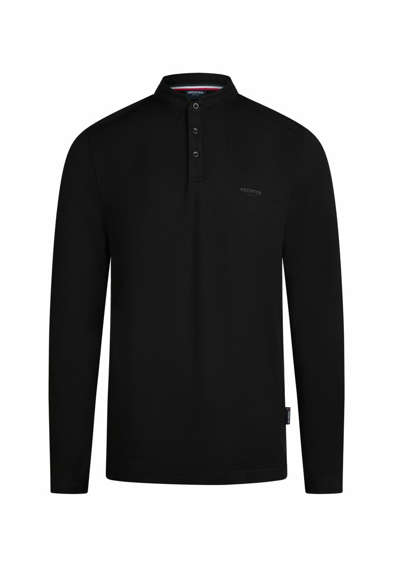 Schwarzes langärmeliges Poloshirt mit Stehkragen, drei Knöpfen und dezentem Logo auf der Brust; glatte Textur, schlichtes Design.