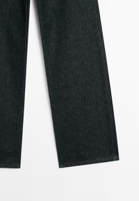 Pantaloni larghi in denim nero, con una texture liscia, vestibilità dritta, cuciture a contrasto e orli grezzi; senza tasche né decorazioni.