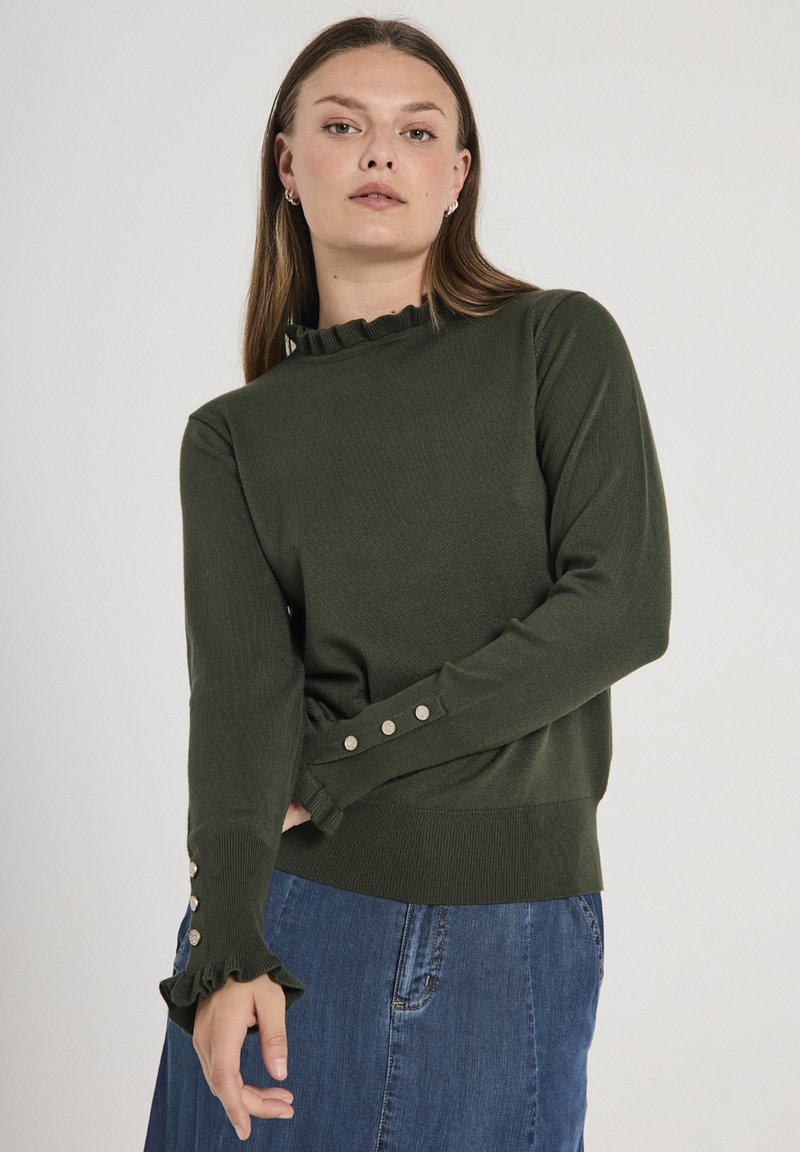 Groene gebreide trui met een gerimpelde halslijn en knoopaccenten op de mouwen, met een aansluitende taille en een zachte textuur.