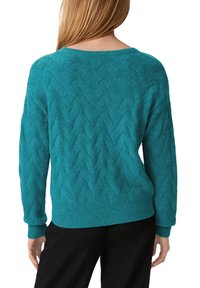 Türkis gestrickter Pullover mit strukturiertem Zickzackmuster, breitem Halsausschnitt sowie gerippten Bündchen und Saum. Einfarbig, lockerer Schnitt.