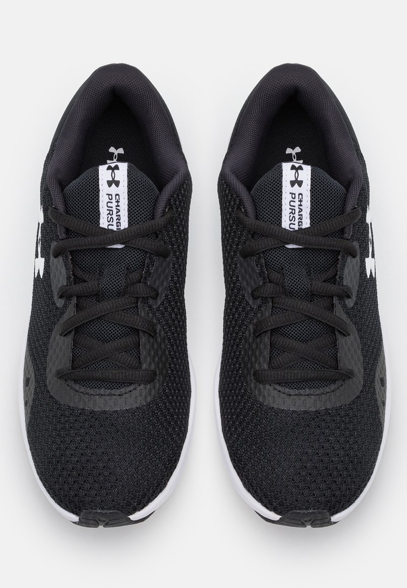 Zapatillas deportivas negras con parte superior de malla, punta redonda y logo blanco en contraste. Presenta cordones negros y un cuello acolchado para mayor comodidad.