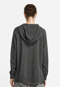 Grauer Hoodie aus weichem Material mit einer abgerundeten Kapuze und langen Ärmeln, im lässigen Schnitt und mit geripptem Saumdetail.