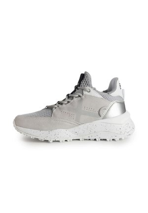 Zapatillas deportivas grises con parte superior de malla y ante, acentos reflectantes y una suela blanca texturizada con manchas negras. Diseño de cordones para un ajuste seguro.