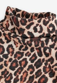 Svetr s vysokým límcem v leopardím vzoru vyrobený z ribbed látky, v odstínech béžové, hnědé a černé. Měkká textura a těsný límec.