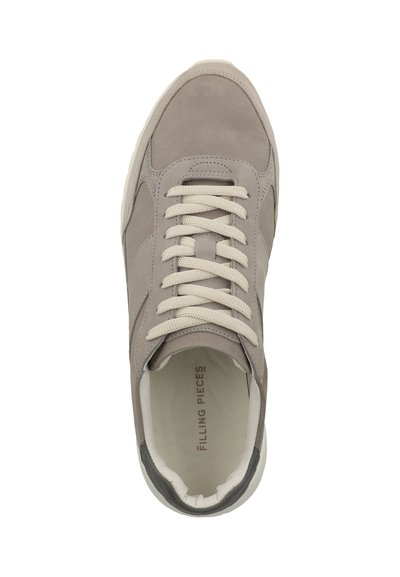 Baskets en daim gris clair avec des lacets crème, bout arrondi, accents gris foncé contrastants et semelle rembourrée. Nom de la marque "FILLING PIECES" visible.