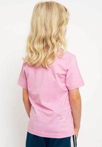 Rosa Baumwoll-T-Shirt mit kurzen Ärmeln, nahtlosem Schulterdesign und lockerer Passform. Ansicht von hinten, ohne Grafiken oder Muster.