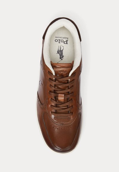 Barna bőr Polo Ralph Lauren sportcipő brogue részletekkel, fűzővel, fehér párnázott belsővel és a márkajelzéssel a talpbélésen.