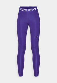 Fioletowe legginsy Nike Pro wykonane z elastycznego materiału, z szerokim, markowym paskiem w talii oraz małym białym logo Nike na dolnej części nogawki.
