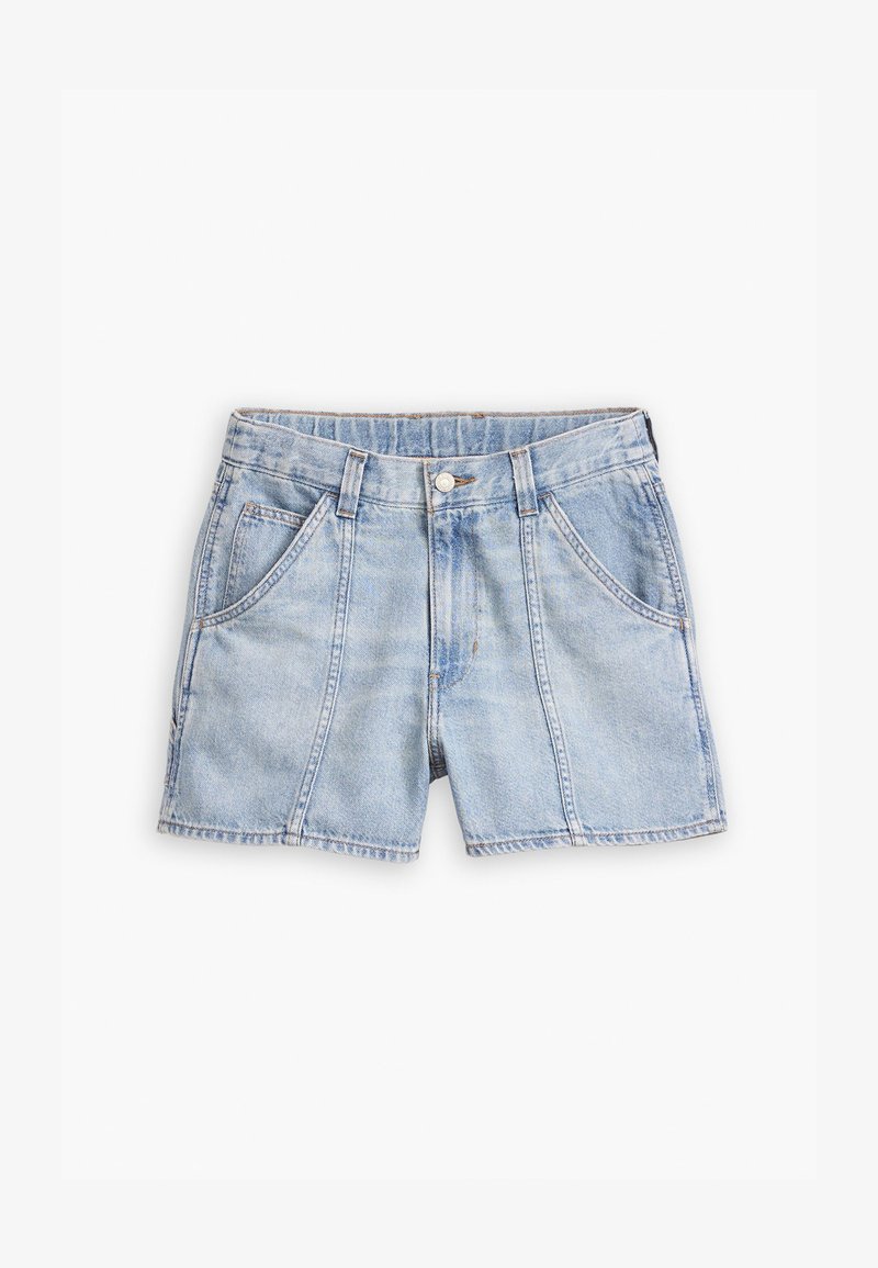 Shorts en denim léger bleu clair avec taille haute, deux poches avant et détails de couture le long des coutures. Fermeture à bouton standard.