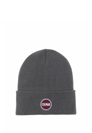 Siva pletena kapa s preklopljenim rubom na kojem se nalazi okrugli zakrpa logotip u crvenoj i bijeloj boji s natpisom "COLMAR" u sredini sprijeda.