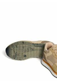 Zapatilla beige con parte superior de ante y malla, suela de goma con un patrón de relieve detallado. Accento naranja a lo largo del borde de la suela.