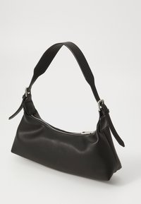 Borsa a tracolla in pelle nera con una forma morbida e strutturata. Presenta una chiusura con zip, una tracolla larga e piatta e dettagli in metallo argentato.