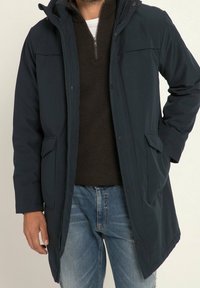 Parka bleu marine avec fermeture éclair et boutons-pression, deux poches avant, capuche et col en tricot côtelé, fabriquée en matière résistante à l'eau.