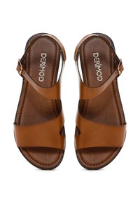 Bruine leren sandalen met ontwerp van kruislijnen, verstelbare enkelband, gladde afwerking en een platte zool. Merkl logo zichtbaar op de binnenzool.