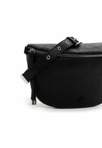 Borsa a tracolla nera in pelle con forma arrotondata, dotata di una cerniera argentata, tracolla regolabile e piccolo logo sul davanti.