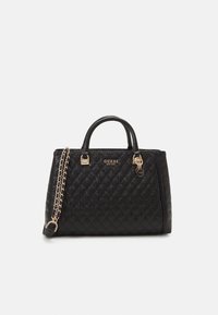 Sort quiltet håndtaske med hardware i guldfarve, to øverste håndtag og en aftagelig kæderem. Har præget logodetalje på fronten.