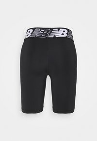Czarne sportowe szorty o dopasowanym kroju, elastyczny pas z białym logo „NB”. Gładka faktura; długość do połowy uda.
