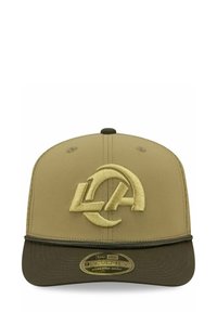 Beige Kappe mit strukturiertem Finish, bestickt mit einem Logo in hellbeige. Gebogener Schirm mit dunkelgrünem Unterteil und verstellbarem Hinterriemen.