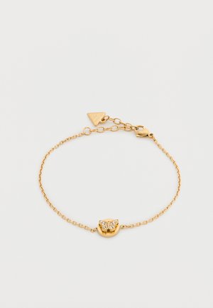 Delikat gullkjede armbånd med et sommerfuglformet anheng pyntet med små hvite krystaller, og en justerbar lås med en trekantet tag.