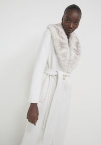Calliope LUNGO - Cappotto classico - bianco