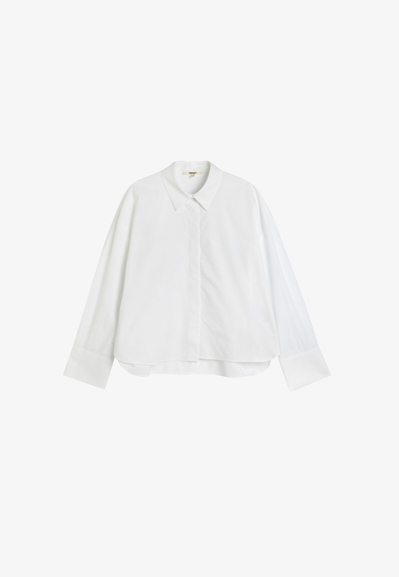 Hvid bomulds langærmet skjorte med klassisk krave, knaplukning foran og en let cropped, boxy pasform. Har manchetter og en glat tekstur.