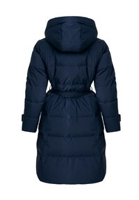 Cappotto imbottito lungo di colore blu navy, con cappuccio, vita cintata e polsini elasticizzati. Presenta sezioni trapuntate per isolamento e comfort.