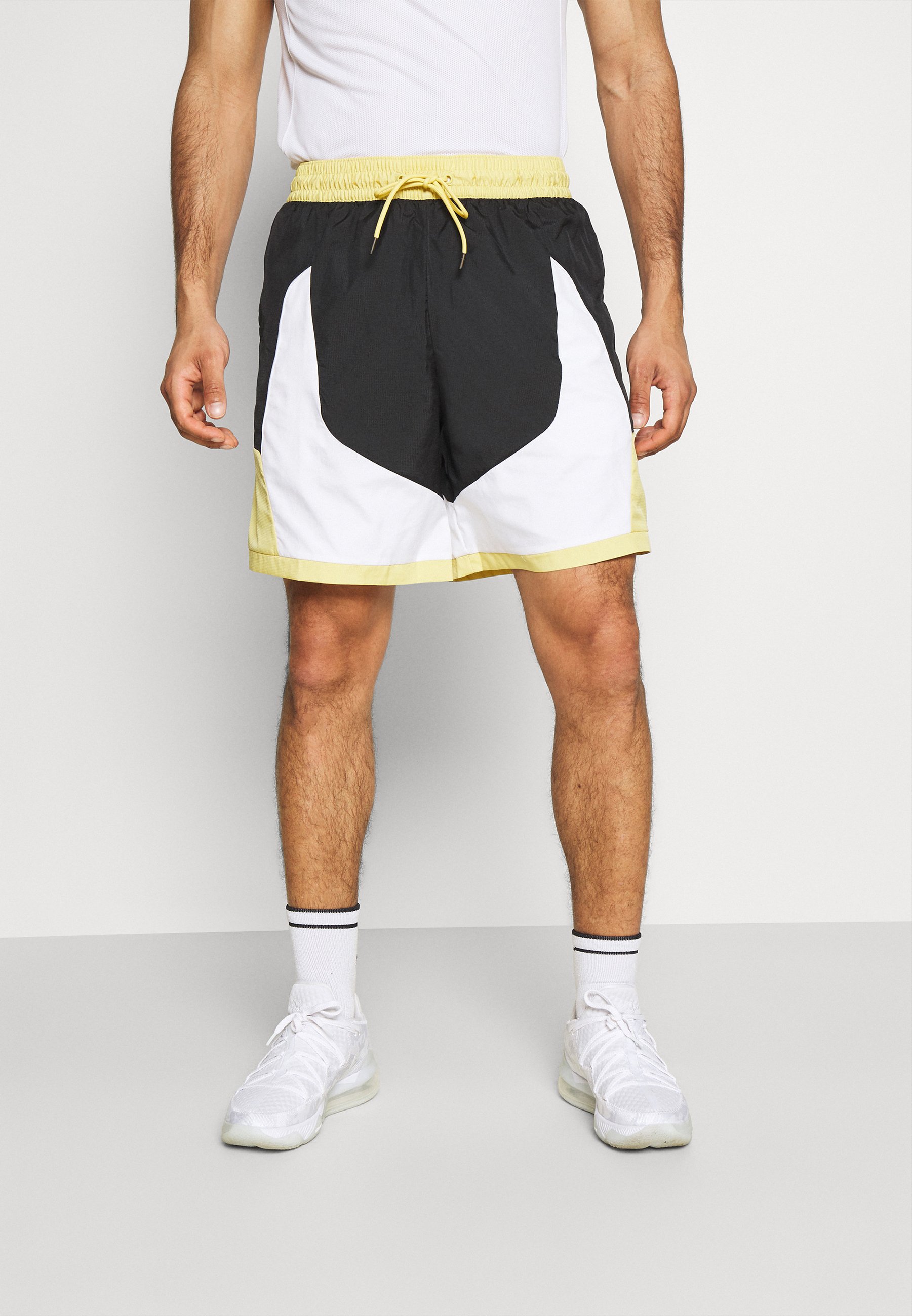 Nike Performance THROWBACK SHORT NARRATIVE - Pantalón corto de deporte -  black/white/saturn gold/negro - Zalando.es