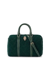 Zielona torebka z aksamitu o pikowanym wzorze, z podwójnymi uchwytami u góry i regulowanym paskiem. Posiada dekoracyjny zamek w kształcie muszli.