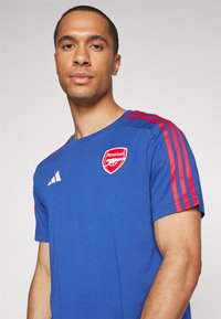 adidas Performance ARSENAL FC DNA - T-shirt con stampa - victory blue