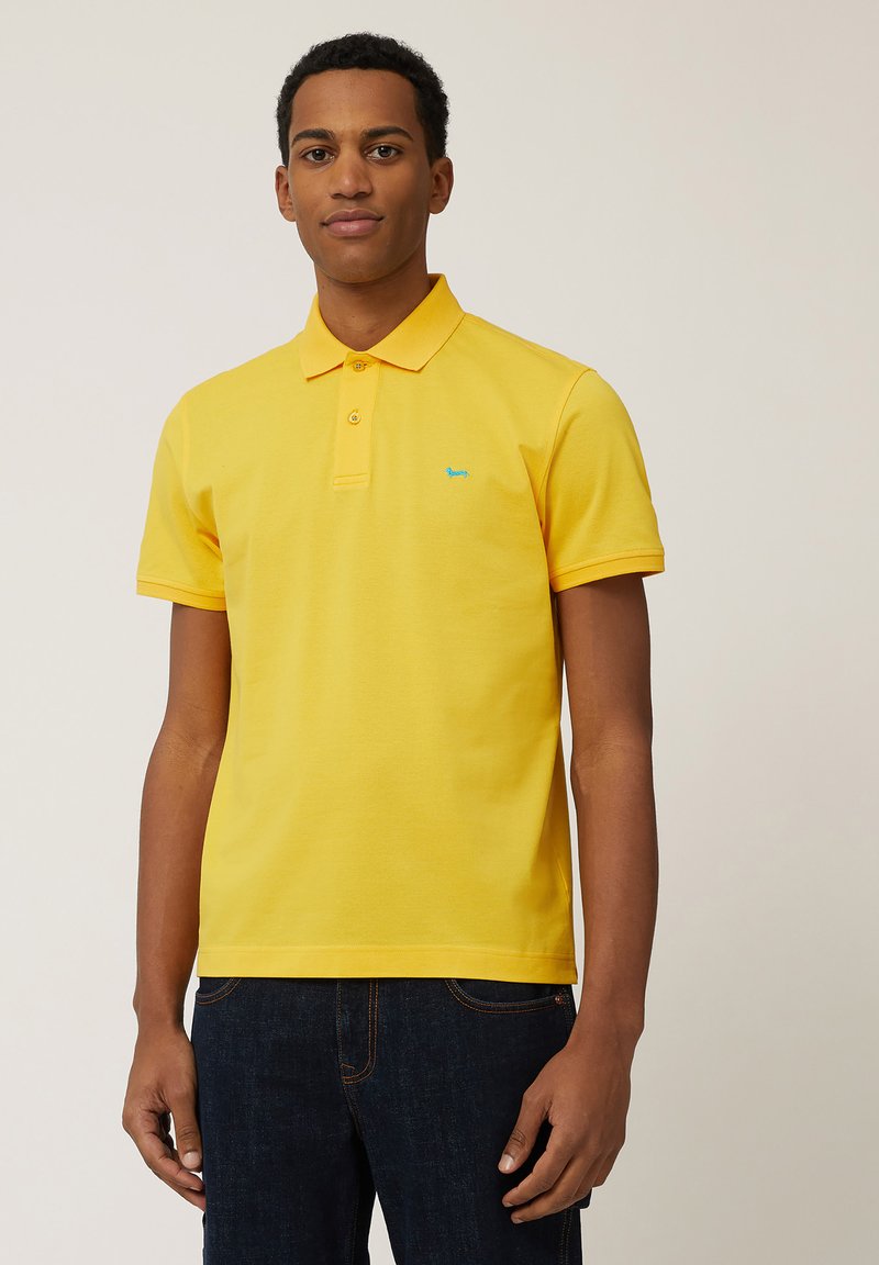 Geel polo shirt in een klassieke pasvorm, korte mouwen, gebreide kraag, drie-knops sluiting, met een klein turquoise logo op de borst.