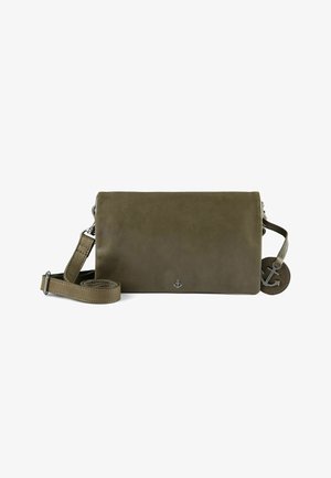 Bolso de mano de cuero verde oliva con correa de hombro desmontable, forma rectangular plana, pequeño logo de ancla y etiqueta circular a juego.