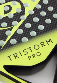 Schwarzes Paddle mit gelben Akzenten und erhabenem, rundem Griffmuster. Enthält die Marke "TRISTORM PRO" in klarer Schrift. Glänzende Oberfläche.