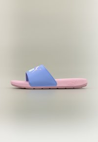 Ροζ και μπλε σαγιονάρα Puma με υφή στο πέλμα και λογότυπο στην μπλε λουρίδα, πλευρική όψη σε ουδέτερο φόντο.