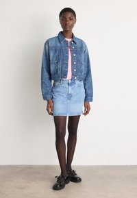 Tommy Jeans PLEATED TRUCKER JACKET  - Jeansjacke - denim medium