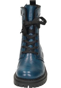 Blauwe leren enkellaarsjes met zwarte veters, ronde neus en rubberen zolen. Voorzien van een trekbandje aan de achterkant en metalen oogjes aan de zijkanten.
