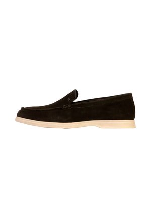 Sort ruskindslipper med hvid sål og slip-on design vist fra siden på hvid baggrund.