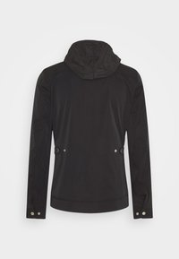 Veste noire à capuche avec manches longues, pattes latérales ajustables avec boutons-pression et boutons-pression aux poignets, vue de dos.