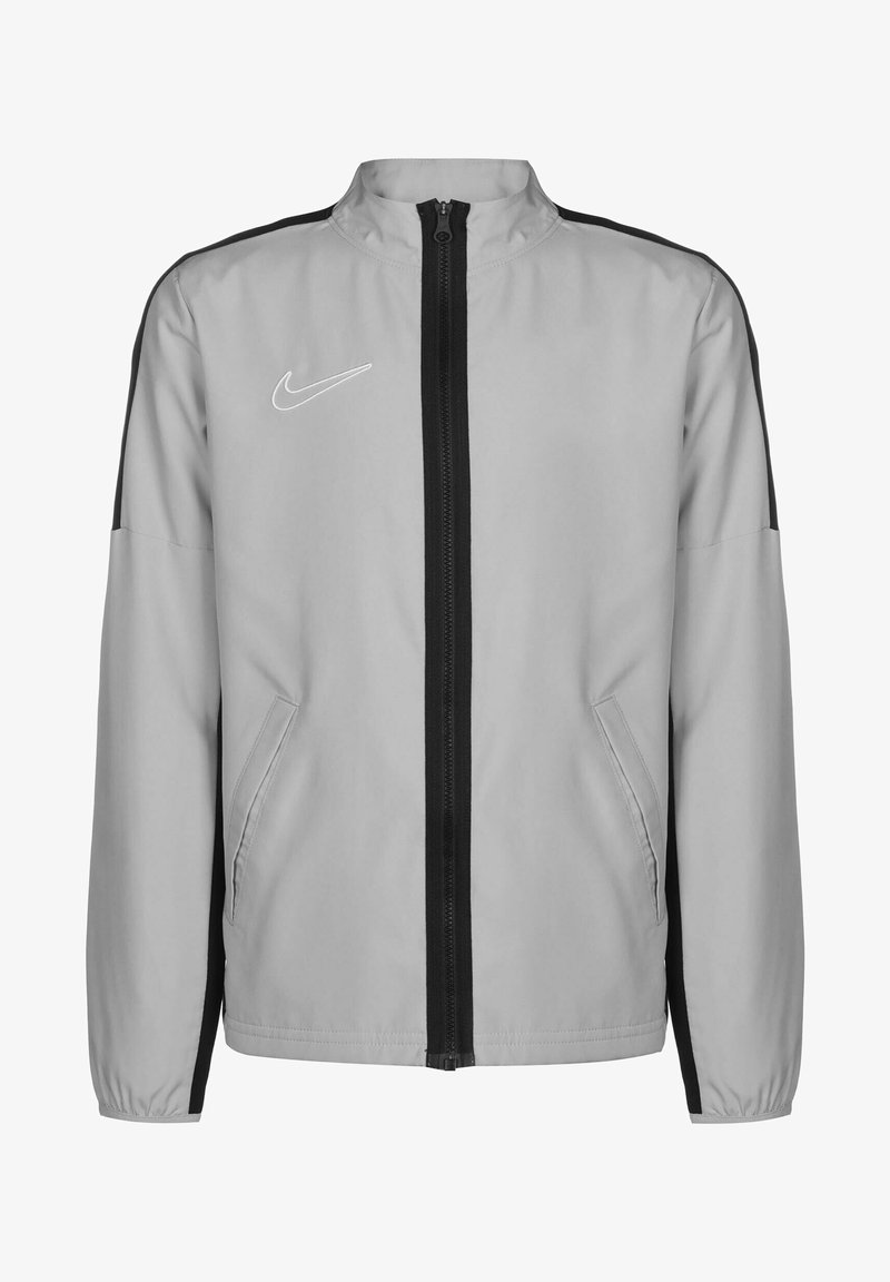 Graue Jacke mit schwarzen Seitenstreifen, Reißverschluss vorne, zwei Seitentaschen und hohem Kragen; hat ein kleines weißes Nike-Logo auf der Brust.