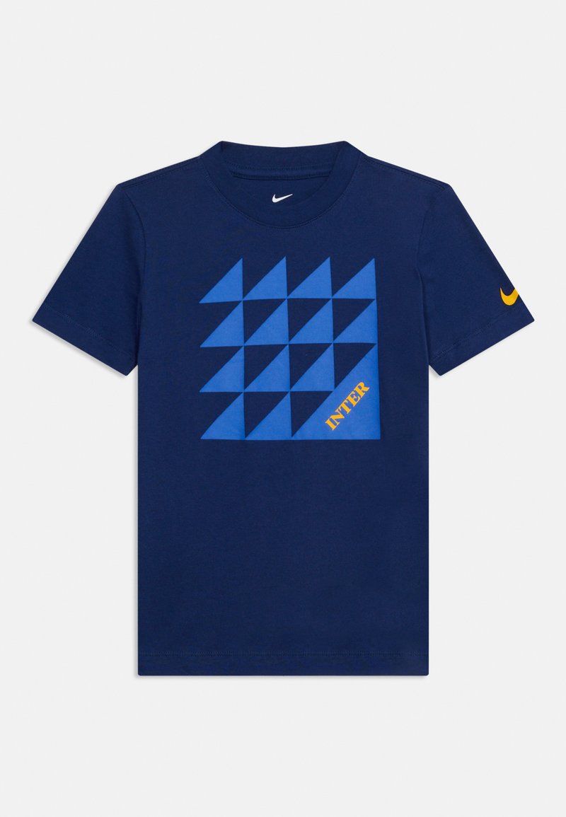 Μπλε σκούρο T-shirt της Nike με μπλε τριγωνικό μοτίβο και κίτρινη επιγραφή "INTER" στο μπροστινό μέρος, κίτρινο λογότυπο Nike στη αριστερή μανσέτα.