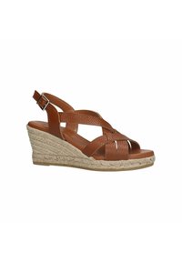 Bruine leren wedge sandalen met een geweven jute zool, kruislings verstelbare banden en een gespsluiting. Geweven bovenwerk met een glad voetbed.